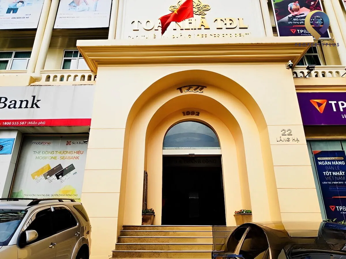 Lối vào chính của tòa nhà TDL Building tại số 22 Láng Hạ.